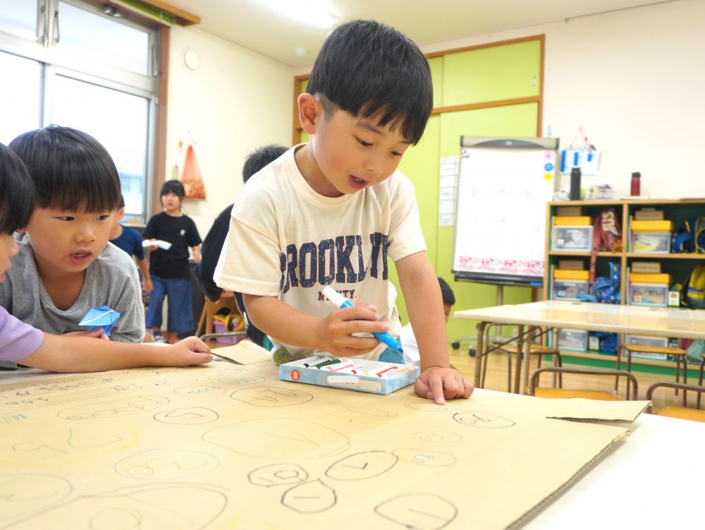 おもしろい遊びを思い付き
ルールも自分達で考える・・・
やっているうちに新しいアイデアが次々に浮かんできて
遊びが更に楽しくなっていく♡
大きなダンボールに番号をたくさん書いてます!
何になるんだろうと見ていると・・・
