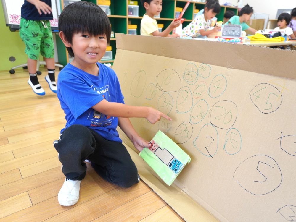「そうだ!当たったら景品がいるけん作ろ!」
景品もダンボールや廃材で作り…
遊ぶだけでなく作ることも途中で楽しむ!
「99番はスイッチね!」
大当たりのような景品です♡