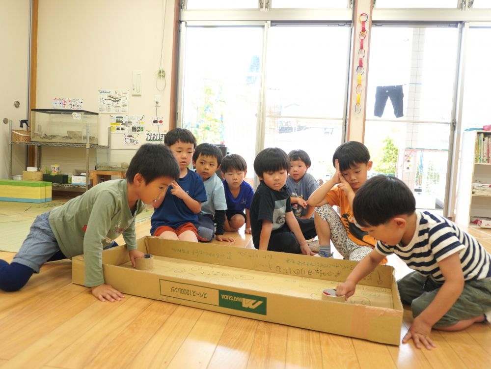 次の日… 次の週… へと遊びが続き
おもしろい発想と考えでどんどん進化して
また違う遊びが開発されていく♡
気付けば的当てがホッケーになってる!?
先生が間に入らなくても自分達で考え工夫し
子ども同士で楽しんでいます!