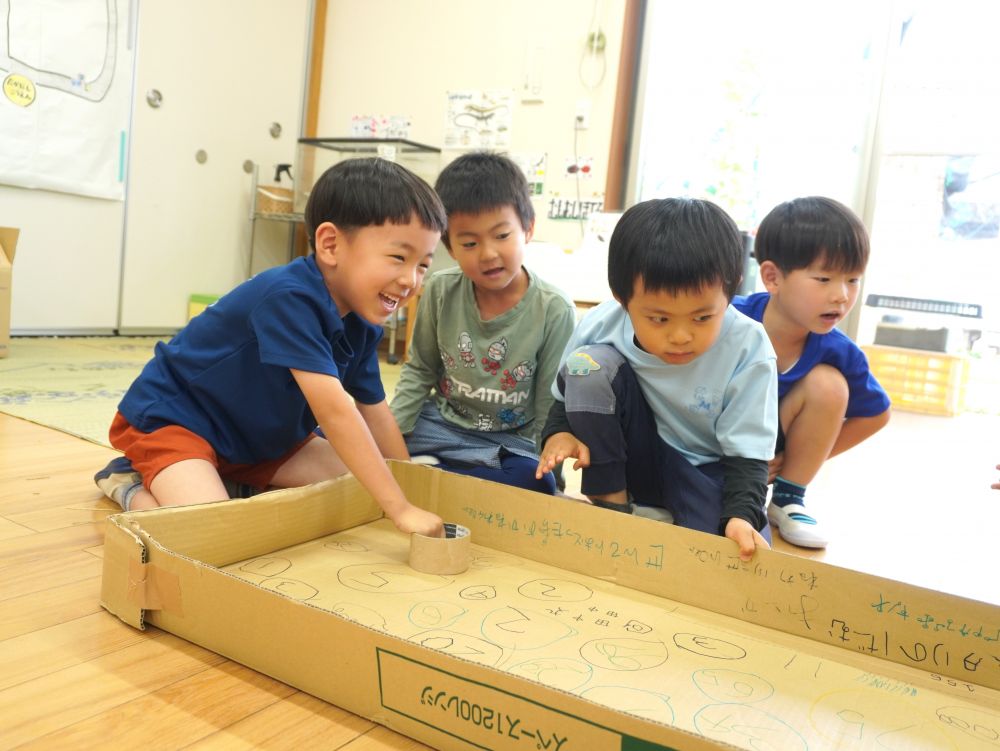 チームに分かれて点数を付け合う!
「次の順番の人が点を数えるんよ」
「11点になったら交代ね」
「チーム戦じゃけ!」
ルールも自分達でしっかり考え
上手に交代しながらやっています!