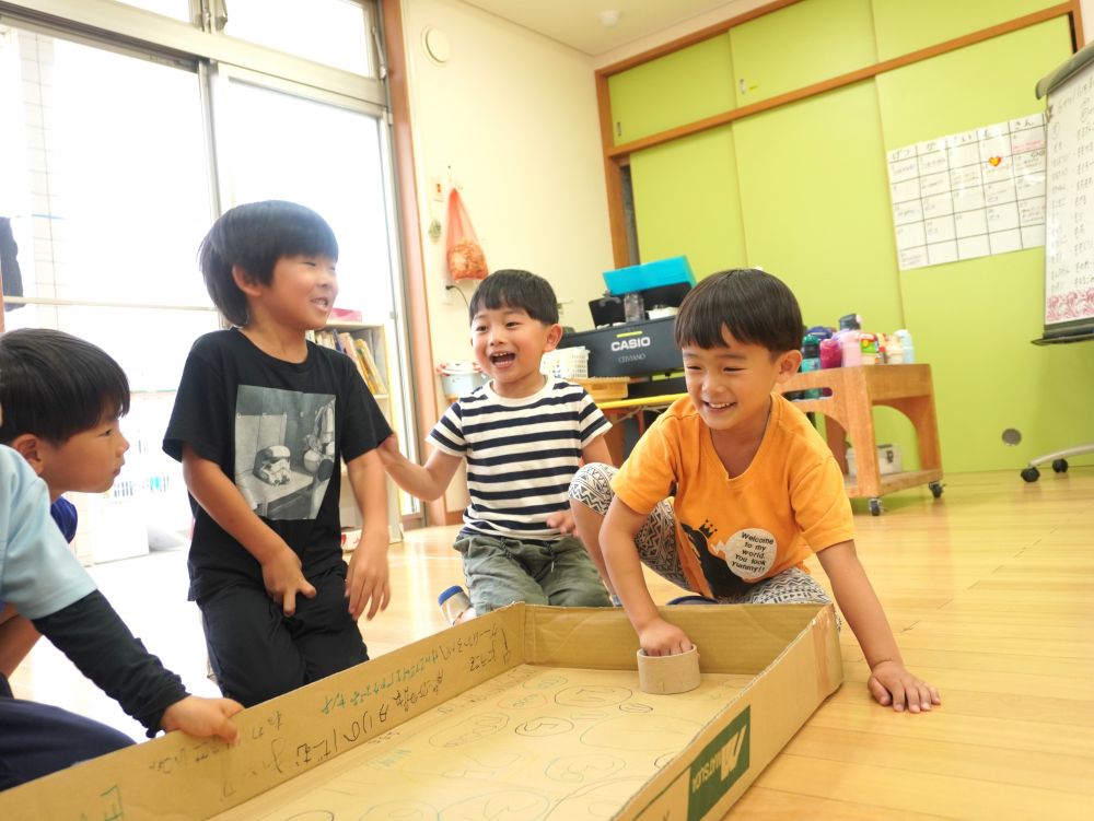 見ている側も楽しくなるゲーム…
そんな遊びを思い付いた子ども達…
やっぱり遊びの天才です!♡