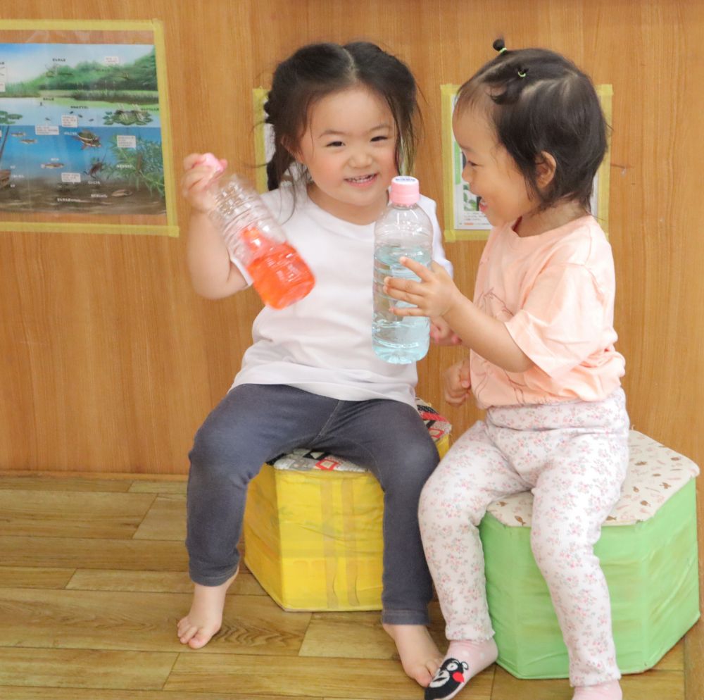 「一緒だね~!」 「うん!」
「飲もっかー!カンパーイ♡」
同じジュースに、同じ椅子・・・
友達と一緒がうれしい!一緒に飲むのを楽しむUちゃんとIちゃん
繰り返し楽しみました!
これから続く雨の日も、子どもたちと一緒に楽しみをたくさん見つけていきたいと思います