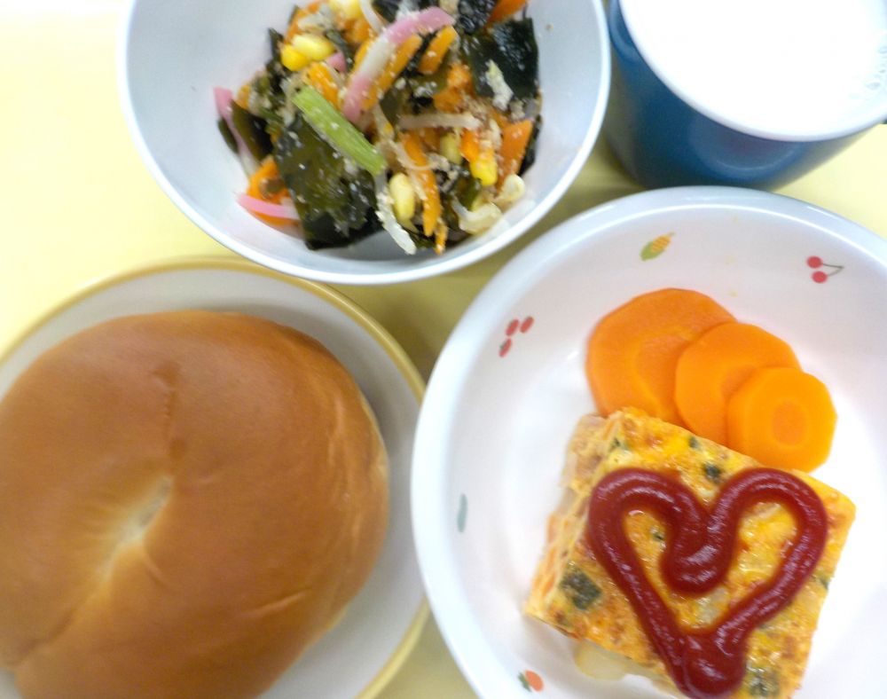ロールパン
スパニッシュオムレツ
にんじんグラッセ
彩り酢の物
牛乳
