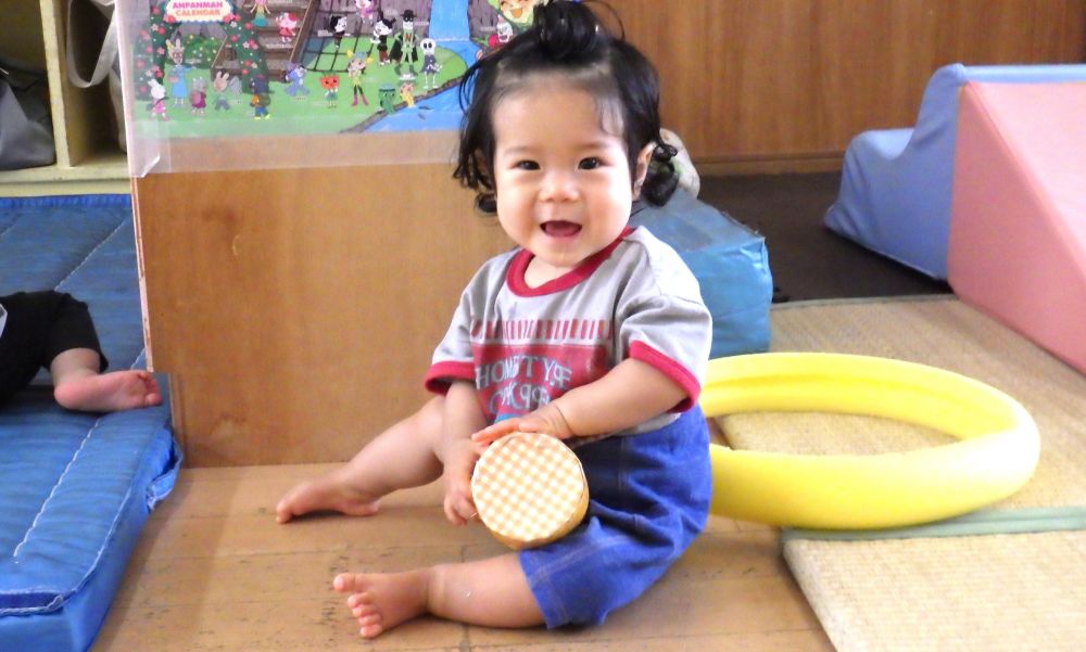 ウサギ組に新しい友達がきました!
はいはいで探索がだいすきなMちゃん
部屋中を探索して楽しんでいます!
