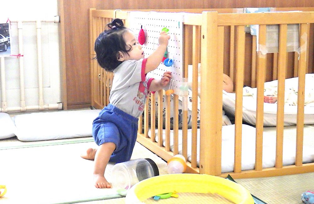 「これは何?」
ビジーボードを見つけたMちゃん、一つ一つさわって確かめます
不思議そうに何度もさわって楽しみます