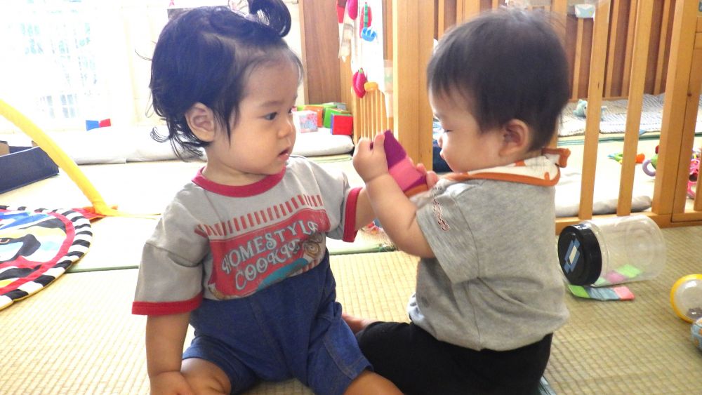 「何持ってるの?」
友達が遊んでいる様子を観察して、そっと手をのばします
一緒に遊んでにっこり笑顔♡
沢山の発見、楽しいをみつけて行こうね!!