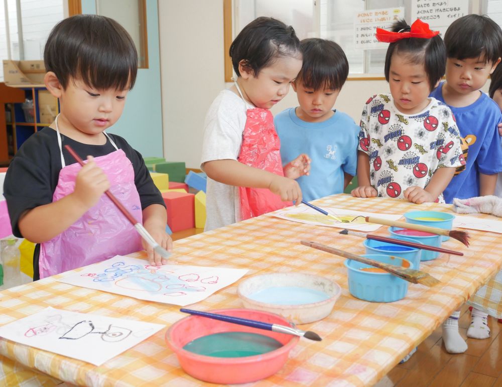 『ね~ね~何ジュースにするの?』
『見せて見せて♡』
興味を持った子がたくさん集まってきました