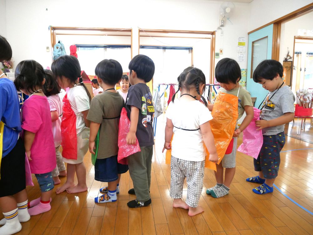 気づけばジュースを作りたい子が
たくさん集まって来て大行列に!!
もう季節は “夏” 絵の具を取り入れた遊びを
たくさん楽しんでいきたいと思います