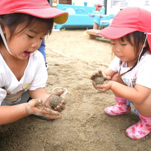 ＊　３歳児　雨上がりの園庭は・・・　＊