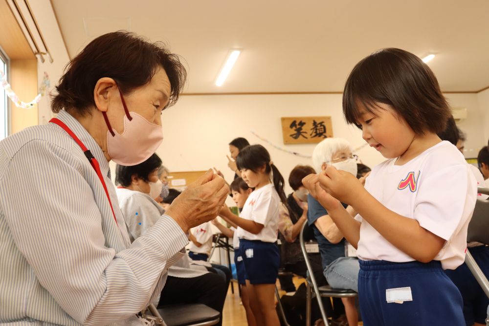 毎年恒例のシニアカフェ
この季節は七夕に向けて願い事を短冊に書いたり、七夕飾りを作ったり・・・
でも、その前に自己紹介をして手遊びを楽しみます♪