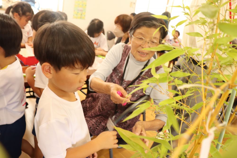 製作ができたら一緒に飾りつけていきます
優しく子どもを見守ってくれる様子を見ているとまた笑顔になれます