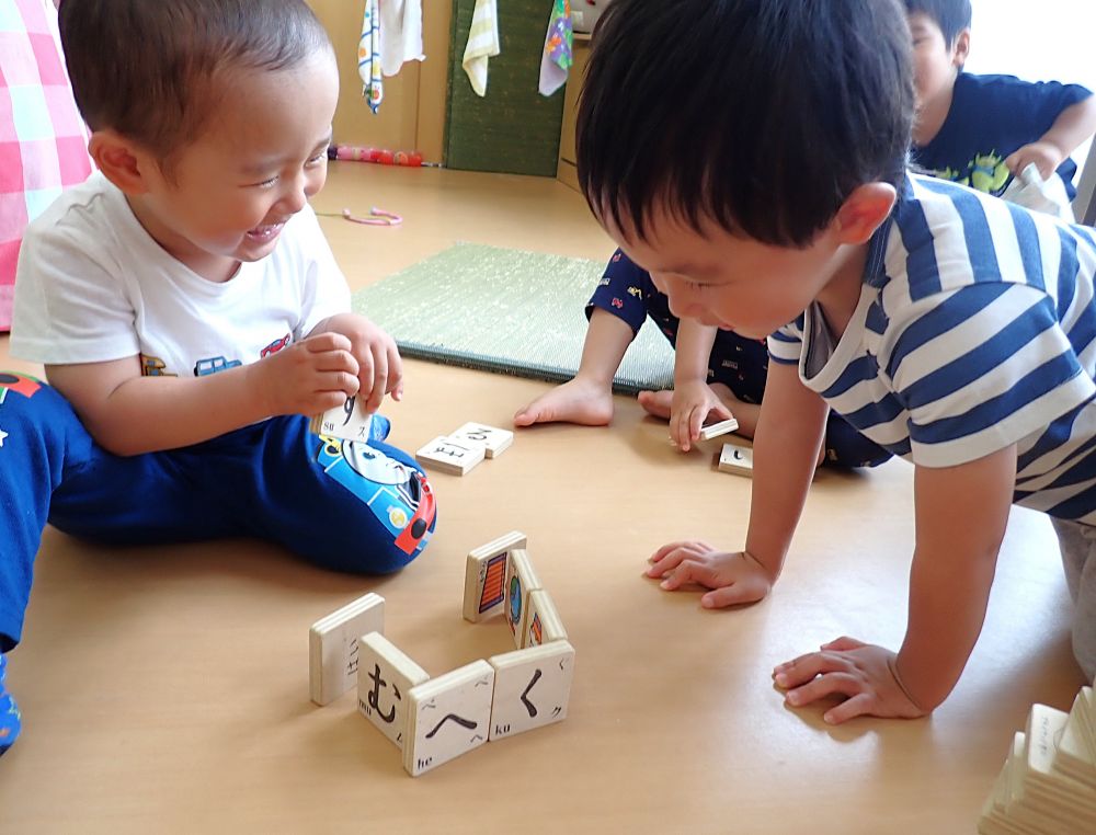 ”積み木”
「なにつくってるの?」
「おうち♪」
「じょうずだねぇ~😊」