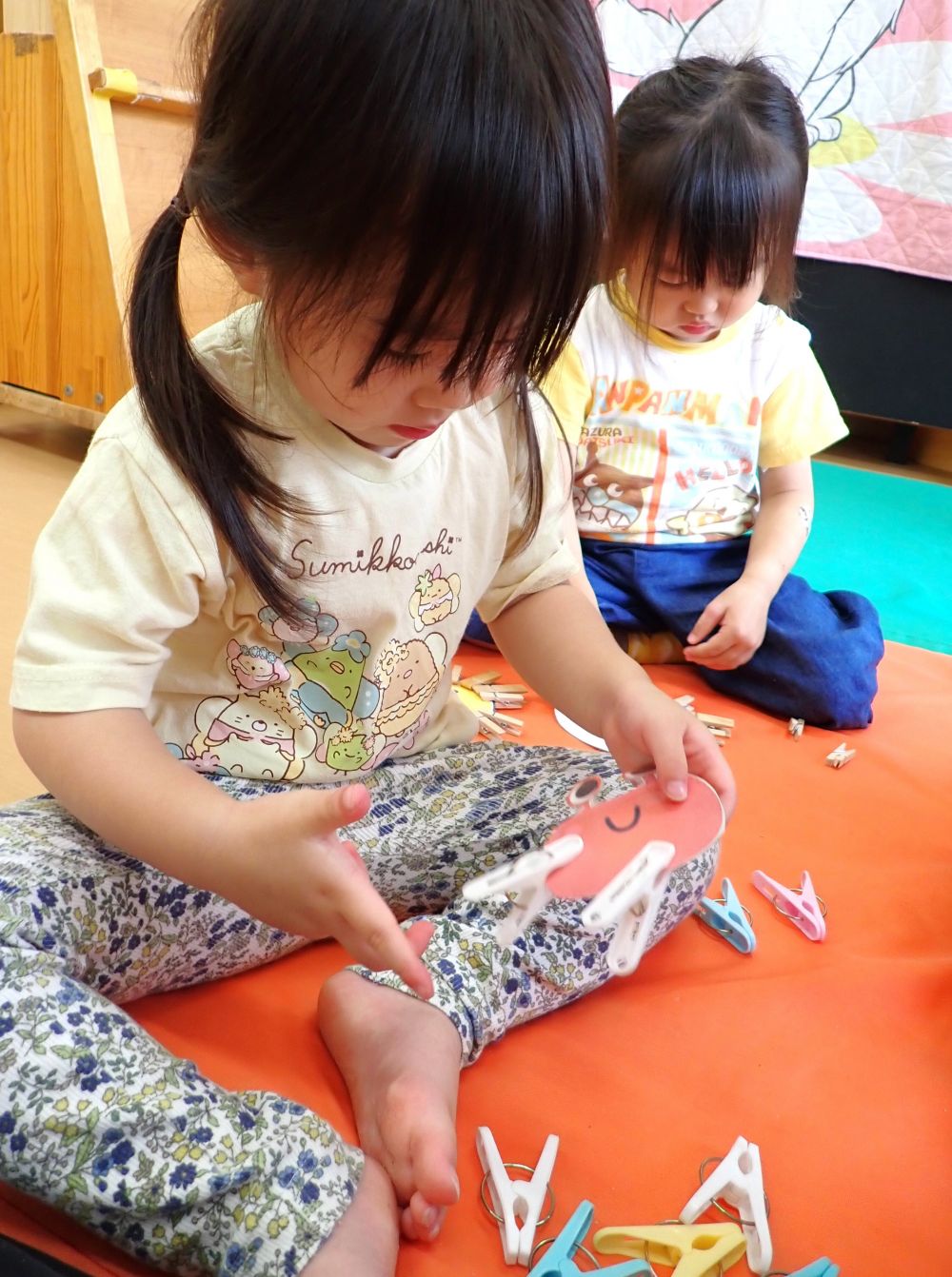 ”洗濯ばさみ遊び”
洗濯ばさみでカニの足🦀
「1ぽん、2ほん・・・」