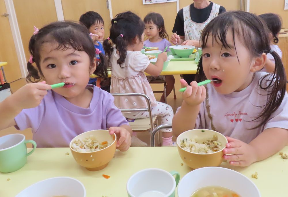 梅雨入りし蒸し暑い日が増えてきました!
今週はカミカミ週間です✨
給食を食べる前に 『よーくかみかみ』 の歌をみんなで大きな声で元気いっぱいに歌ってくれました♡
今日の給食は 「柳川風丼」と「さつま汁」 でした!
柳川風丼には、ごぼうや野菜がたくさん入っています。
さつま汁も栄養満点です😊
笑顔で『よーくかみかみ』と歌いながら喜んで食べてくれていました🐻