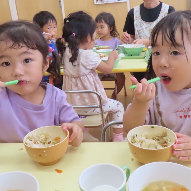 ＊　給食時間の様子　（すいみい保育園）　＊