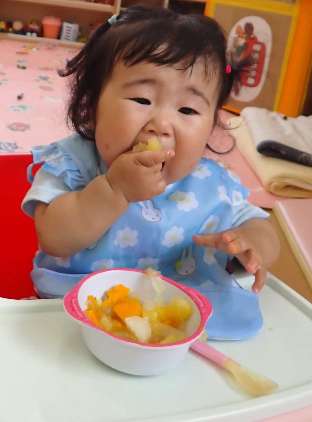 ウサギ組さんは手づかみ食べが上手になってきました♡
食べられる食材も増えてきて、いつもお皿はピカピカです✨
たくさんの味を覚えて、食べることを好きになってくれたら嬉しいです😊