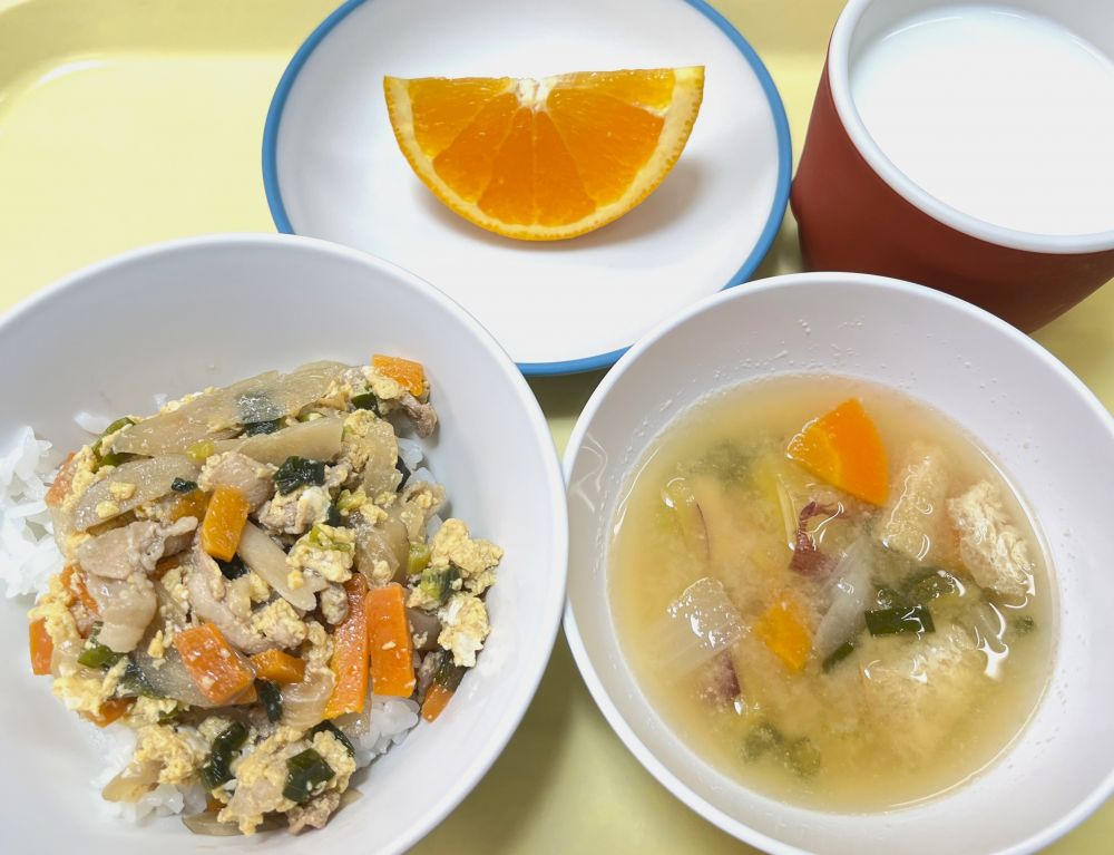 柳川風丼
さつま汁
オレンジ
牛乳