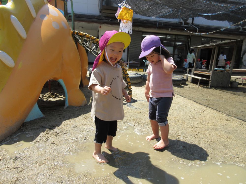 お兄ちゃんお姉ちゃんが裸足で水たまりに入っているのを見て、
「はだしになりたい!」
と真似してみるクマ・ヒヨコ組さん
今年度初めての裸足にドキドキ♡
そーっと水たまりに入ると
「冷たーい!」
と水の冷たさを感じるYちゃん
