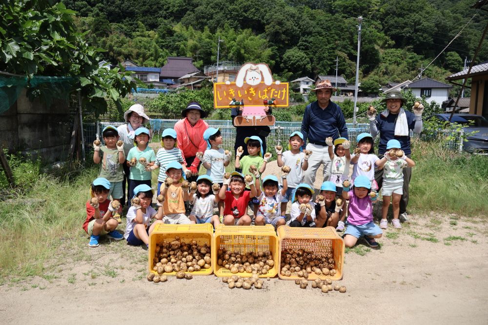 たくさんのじゃがいもを収穫できました!
このじゃがいもを使ってみんなでおやつを
作るのが楽しみです♬
参加していただいたおうちの方、暑い中ありがとうございました‼