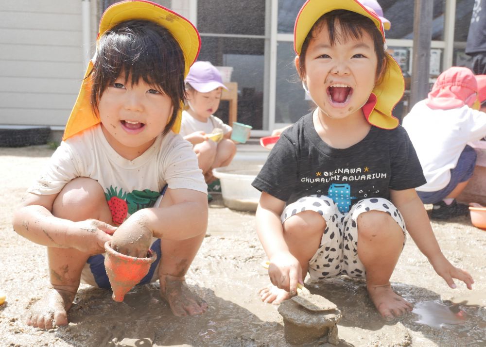 夏と言えばやっぱりどろんこ水遊び
からだ全体で土や水の感触を楽しみ
心も身体も開放的に♡
『見て~!!顔にもついちゃった!!』
『おひげみたいだね~』
手も足も顔にも泥が付いて大笑い♡