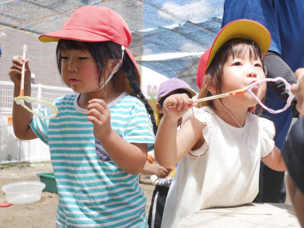 『上からふーってしてみようかな?』
『力いっぱい吹いてみようかな?』
試行錯誤しながら遊びます