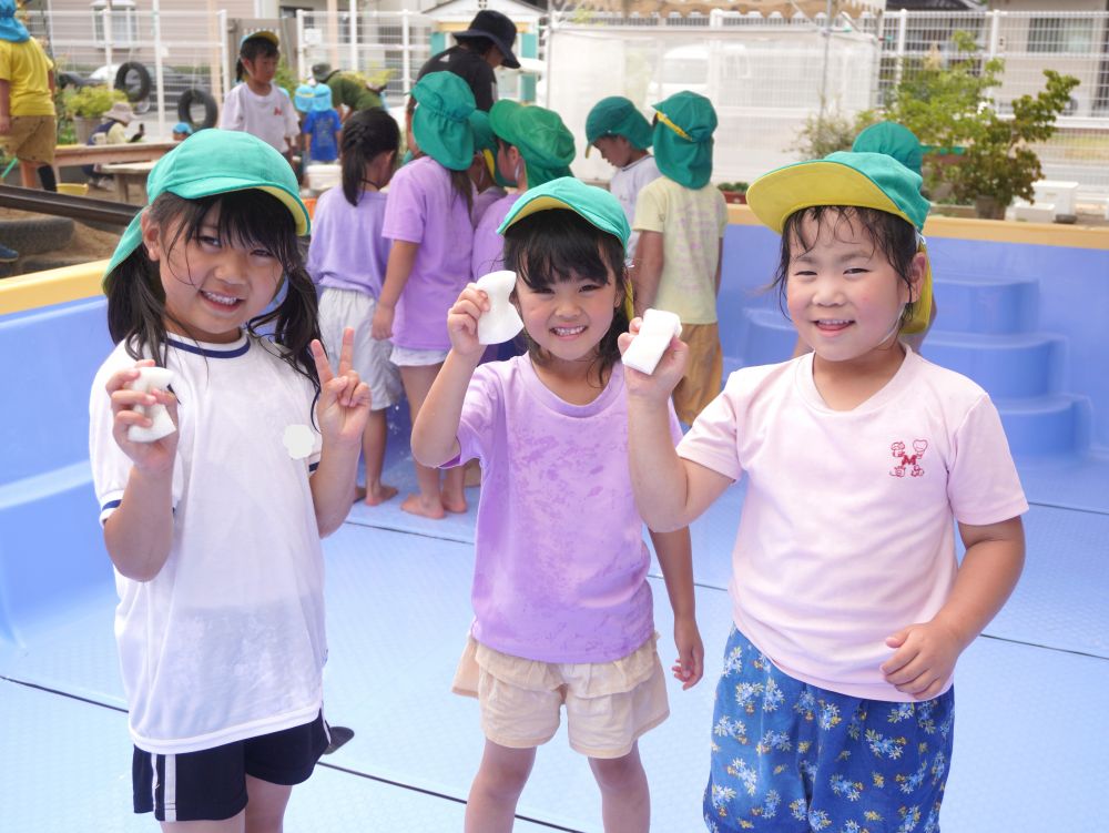 ”掃除”って大変だし遊びではないけど・・・
めんどくさいな…　嫌だな…　と思わず楽しんでやってくれる幼心♡
苦にならないように先生自身が楽しんだり
楽しいことを取り入れたりしながらやっています♡



プール掃除兼水遊び的な感じで
気付けば全身はビショビショに！♡
水に濡れる事で楽しさが増しました♡
