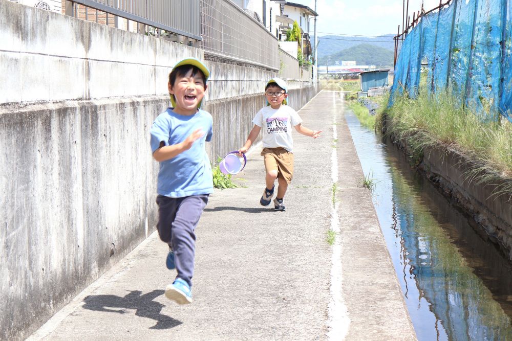 アメンボがたくさんいる場所を見つけた
YくんとRくん！
　「アメンボおった～！！」
　「網とバケツがいるよ～！！」
見つけた喜びとはやく捕まえたい気持ちを
みんなに伝えるために思いきり走る☆

お気に入りの散歩場所がまたひとつ増えたね♡