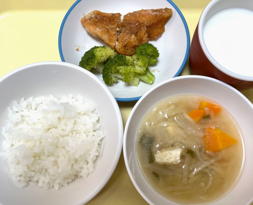 ご飯
揚魚レモン風味
ゆでブロッコリー
切干大根のみそ汁
牛乳