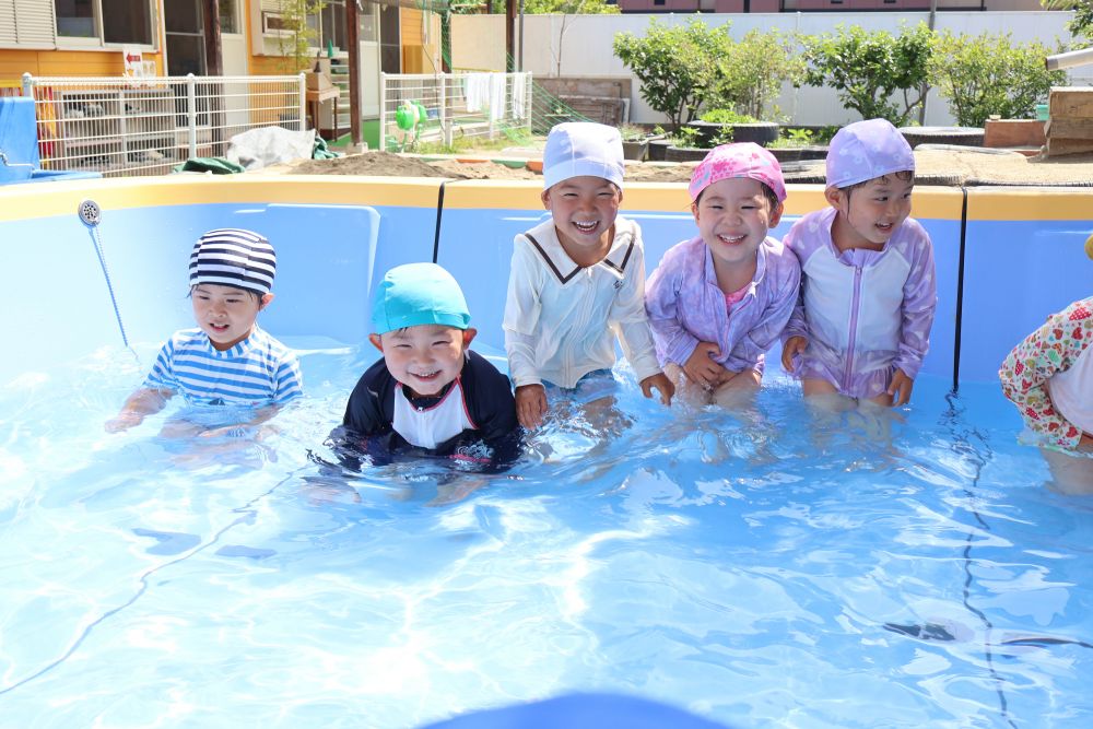 「つめたーい！」
「きもちいー♡」
ゆっくり水につかるゾウ組さん♡
水に触れるだけでこの笑顔！！最高な笑顔ですね♡