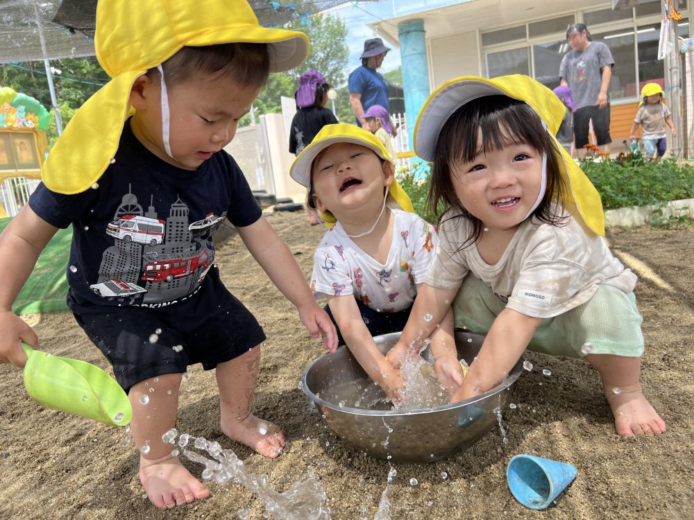 天気の良い日には思いっきり水遊び！！

ビシャビシャ！！としたり
スコップで水をすくったり
みんな思い思いに水遊びを楽しんでいます。