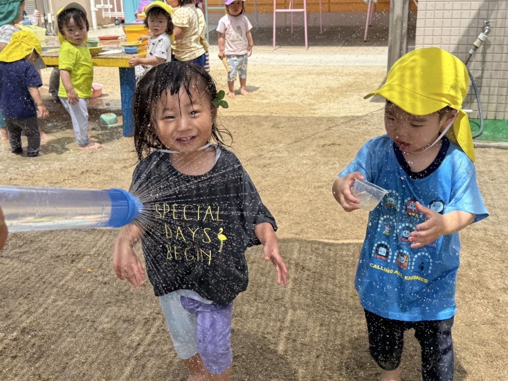先生がシャワーをすると
大喜びで追いかけてきます😄
