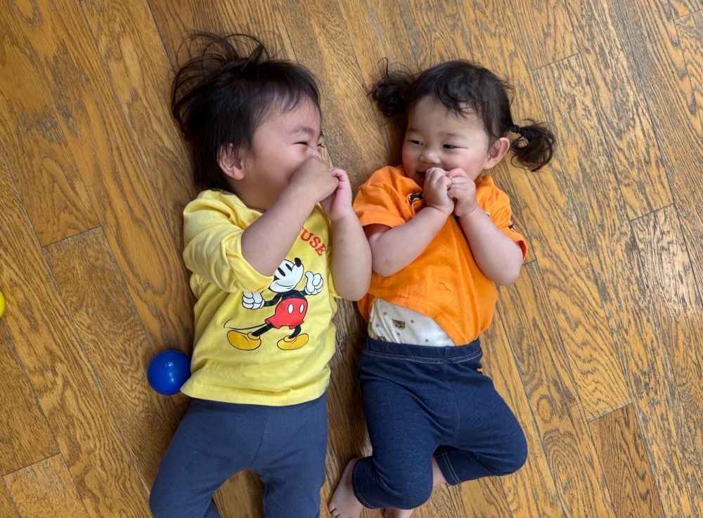 ひとりがコロンと転がると真似して一緒に
コロンと転がって、二人で楽しそうに笑い合っていました😄