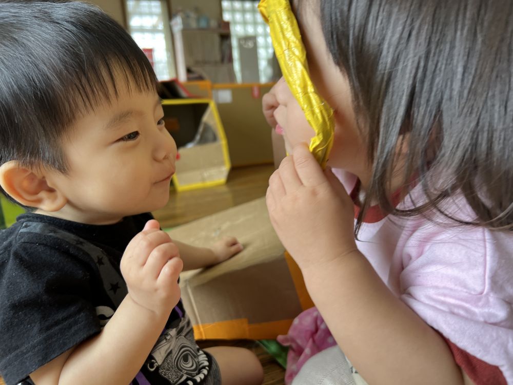 Tちゃんが輪っかから「みてー!!」とのぞくと、
Mくんもニコニコ😊
かわいいやり取りでした♡