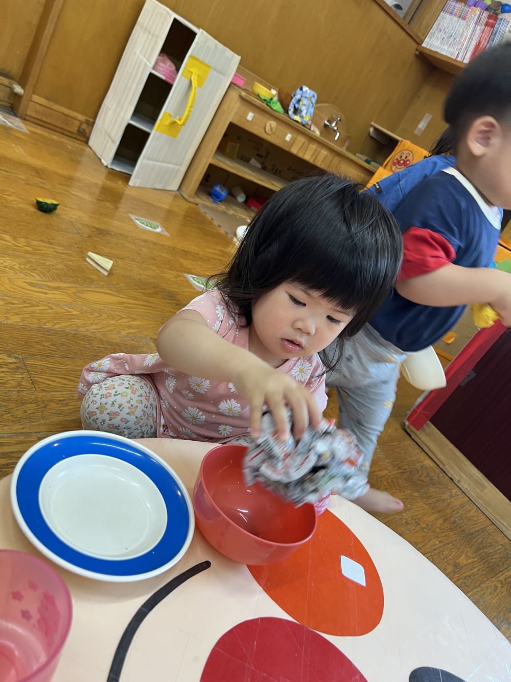 新聞あそび!!
ちぎったり、くしゃくしゃに丸めたり、
Iちゃんはお皿に入れてままごとを楽しんでいましたよ。
お部屋遊びを色んな楽しみ方で過ごしています😊