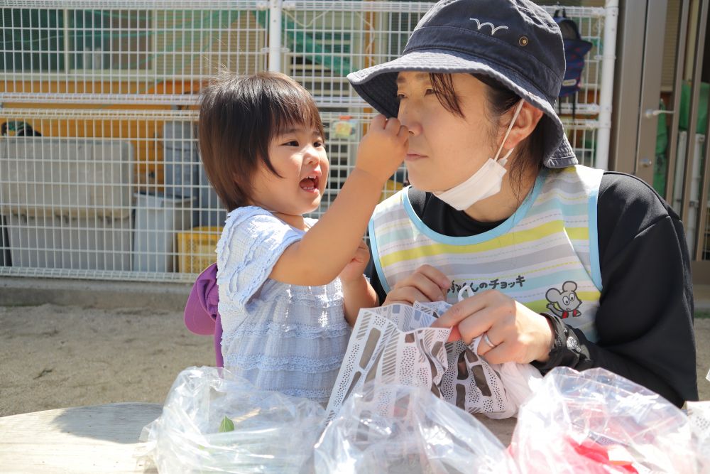 桒田先生からチェリ-セージをもらってハ-ブを集めてみんなで好きな香り集め♡
五感を使って一人ひとりが楽しむクマ組さんたち
園庭に出てすきなハ-ブの香り選び
Rちゃんも色々な種類のハ-ブに夢中になって、選ぶ
「先生匂ってみて」
「良い香りがするね」
お話をしながら、Rちゃんと一緒に香りを楽しむ♡