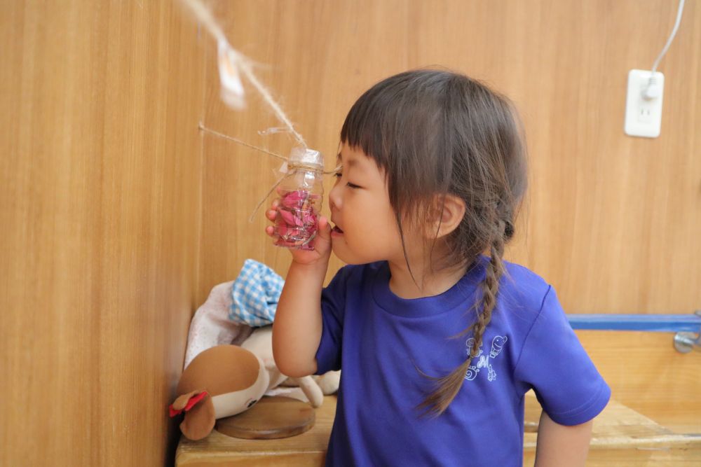 自分のつくたポプリが完成すると、みんなポプリに興味を持って
「私の!」
「ぼくの!」
うれしそうにして自分の選んた香りを匂って楽しんでいました
出来上がったポプリを部屋に飾っると、部屋中にポプリのかをりでいっぱいに♡
みんなで香りを楽しみました