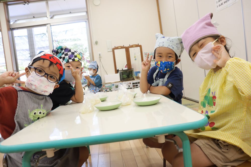 楽しみにしていたクッキングの日
エプロンに着替えるだけで気分はウキウキです♪