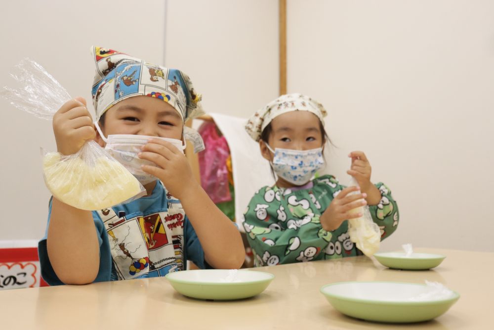 本日のメニューは先日園庭の畑で収穫した、ジャガイモを使って作る
「イモ餅」
材料はジャガイモ、上新粉、お塩
袋に入れてモミモミしていきます