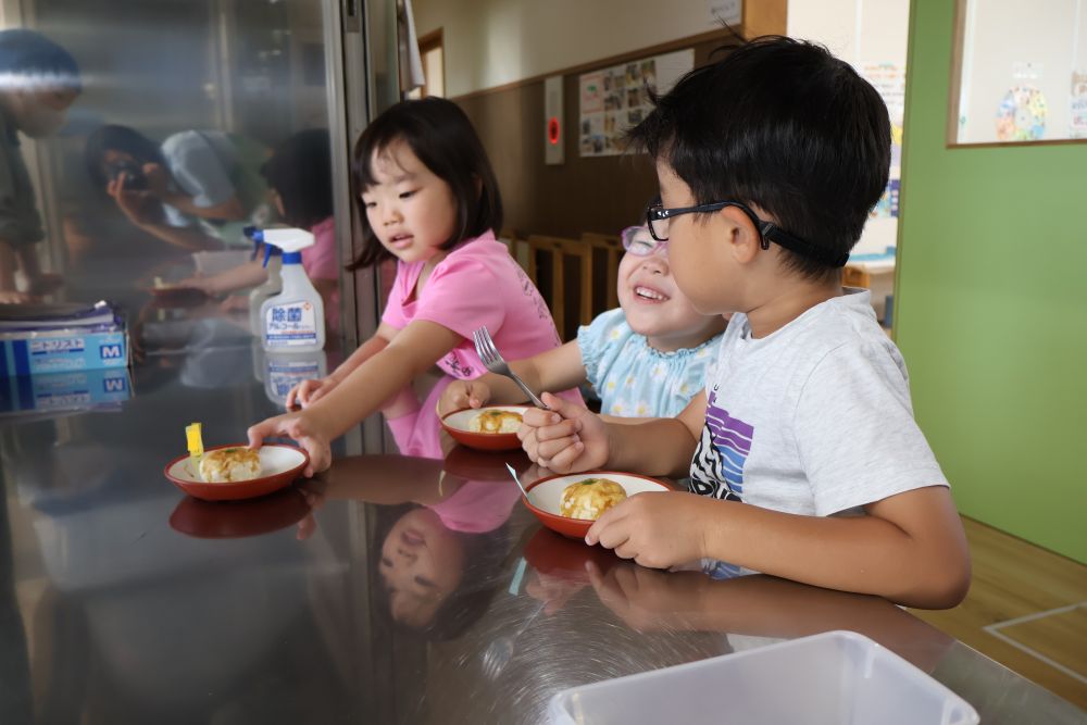 焼き上がりを給食室にもらいにいきます
出来立ての熱々を召し上がれ!