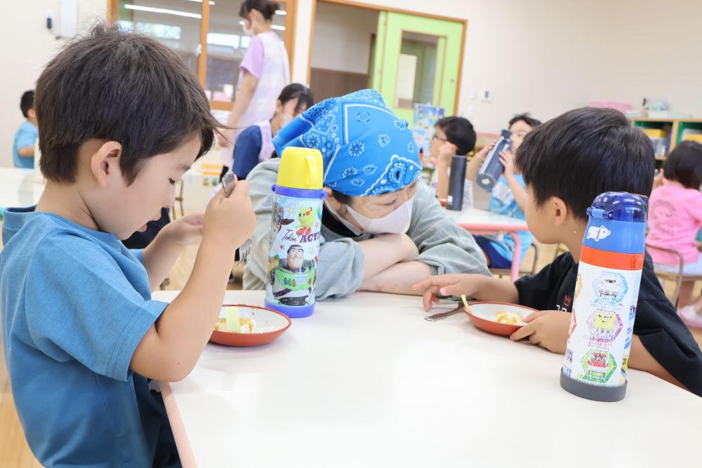 本田先生も子ども達の反応が気になる様子
美味しいおやつに話も弾みます
