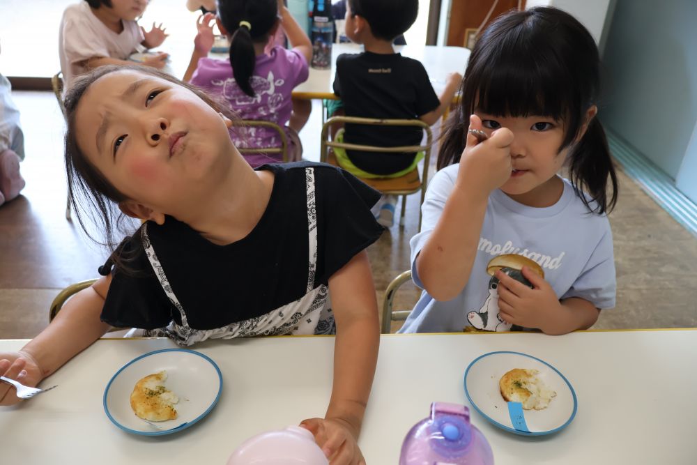 「 うーーーん!おいしい! 」
と、大喜びのRちゃん!
自分で作ったおやつは格別だよね!!