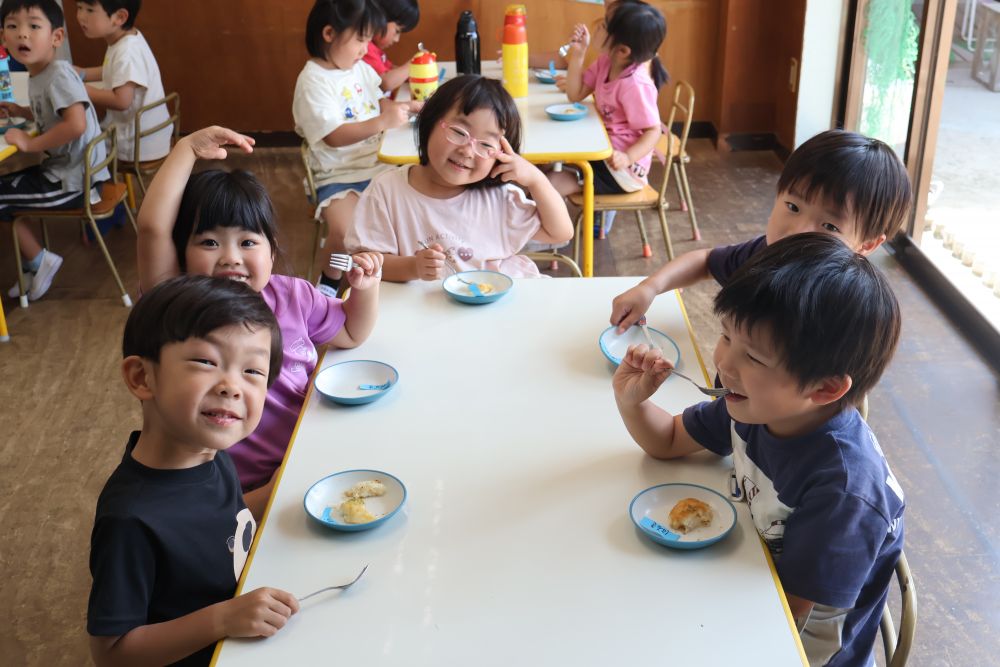 グループの友達と一緒にパシャリ!
おいしいのポーズのMちゃん!
嬉しそうな表情いっぱいの子どもたちでした!
自分たちで収穫してきた野菜を使ってのクッキングは大成功♪
食も進んでみんなピカピカの完食でした!