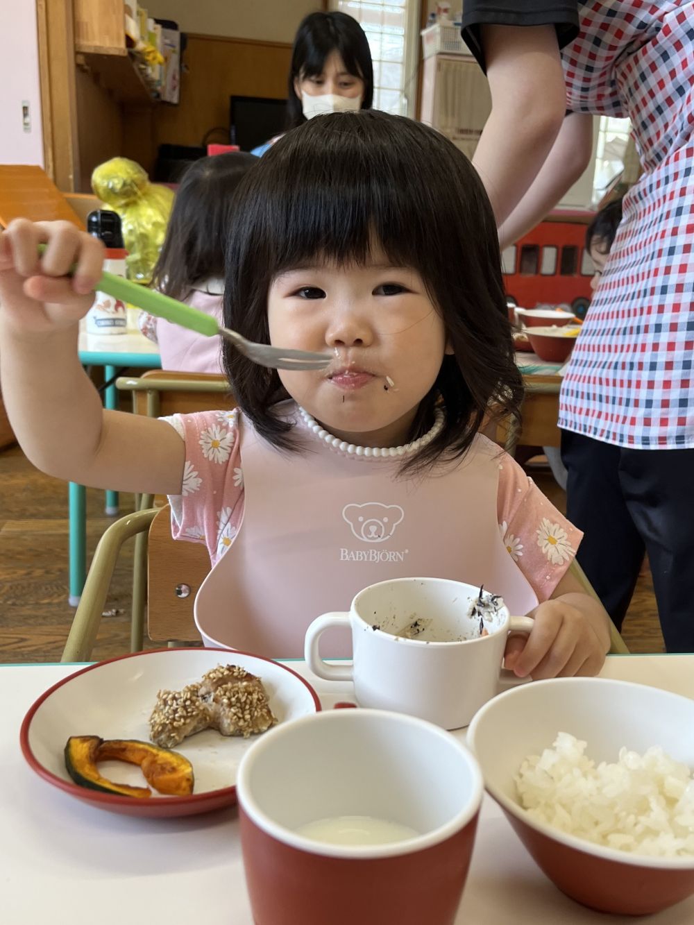 今週1週間は《かみかみ週間》でした。
根菜などの噛み応えのある食材を用いた給食を取り入れ、
しっかりかんで食べることを目標に取り組みました。
みんなで「よ~くかみかみ♪」と糸巻きの歌のメロディーに合わせて歌い、
給食を食べます。
いつもかみかみごっくん、できたよ~とお口の中を見せてくれるIちゃん。
上手に食べれました◎