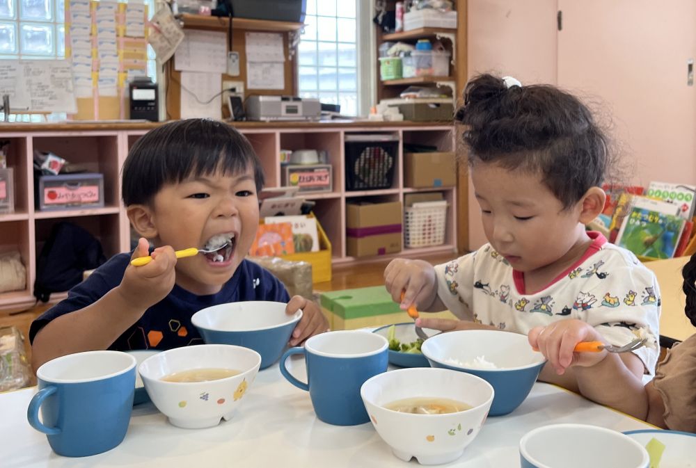 クマ組さんでは
よくかんで食べるとおなかも体も元気になるよ、
という話をしました。
「みててね~!」「かみかみ!」と、
ちゃんとかみかみしながら食べていましたよ。