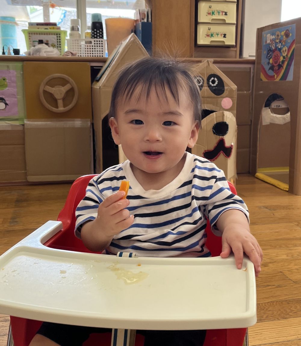 ウサギ組さんもかみかみの練習中です。
発達に応じてやわらかく煮た食材をもぐもぐします。
かみかみが上手になったらもっと色んなおいしいものを食べようね♡