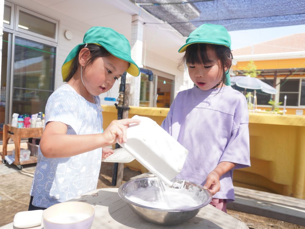 石鹸からできる泡遊びも子ども達に大人気!
作る過程… 石鹸や泡そのもの… 感触…
魅力がいっぱいの泡遊び!!
気温だけでなく遊びからも夏の到来を感じます♡
石鹸をゴリゴリ削って混ぜると泡ができる!
「泡ってこうやって作るんだ!」
「いっぱい混ぜたらホイップみたいになる!」
「だんだん固くなってくるね~」
学びがいっぱいです♡