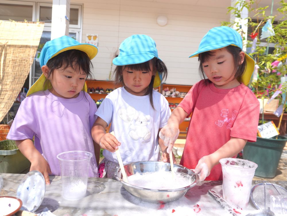 泡立て器の順番待ちの間・・・
「割り箸でも混ぜてみる?」
「いいね!混ぜれるかも!」
道具がないときは代用できる物を考えながらやっています♡
