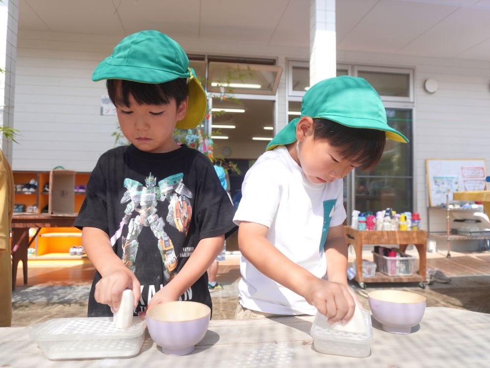 「泡がしたい!!」
やりたいことを口に出してくれたので
環境を作って新しい遊びがスタートしました♡