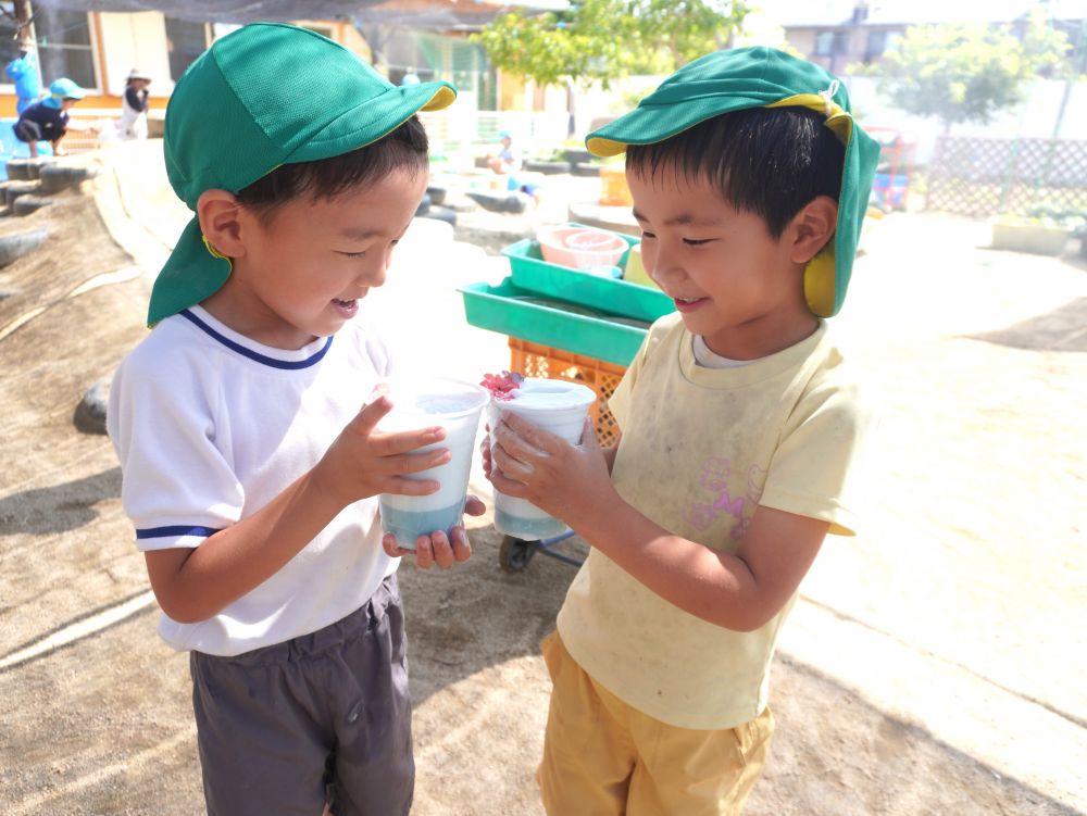 「かんぱーい!!」
作った泡ジュースで乾杯♪
ジュースと泡の比率が8:2くらいですが・・・
泡の方が多いのが子どもって感じですね♡