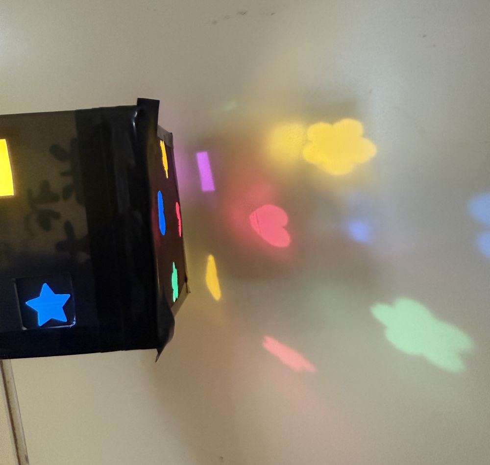 色々な形…
色々な色…
お部屋を暗くして、
照らしてみてね💡
家族みんなで素敵な空間を楽しんでね✨️